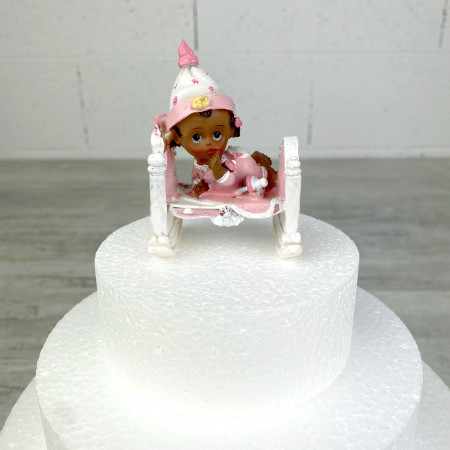Bébé Fillette noire en pyjama avec berceau, 7,5 x 5,5 cm, petite figurine fille de couleur en résine baptême ou babyshower