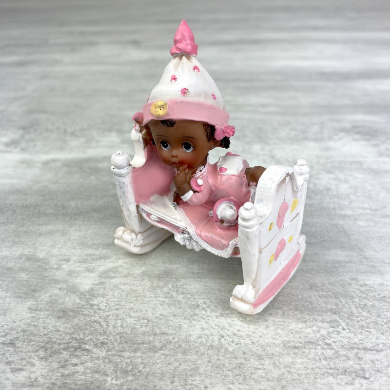 Bébé Fillette noire en pyjama avec berceau, 7,5 x 5,5 cm, petite figurine fille de couleur en résine baptême ou babyshower