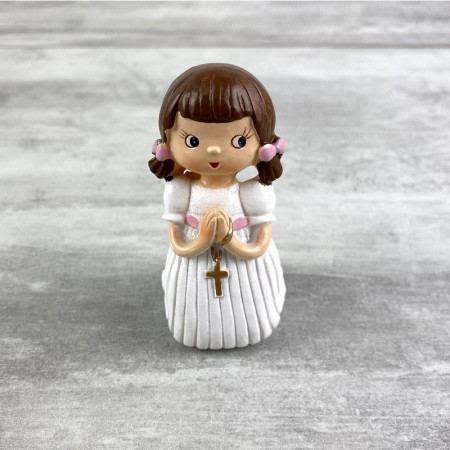 Jeune Communiante ou Baptisée à genoux, h. 6,5 cm, résine, Fillette Mains jointes avec croix