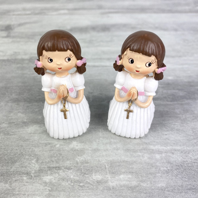 Lot de 2 Communiantes ou Baptisées à genoux, haut. 6,5 cm, résine, Fillettes Mains jointes avec croix