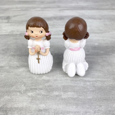 Lot de 2 Communiantes ou Baptisées à genoux, haut. 6,5 cm, résine, Fillettes Mains jointes avec croix