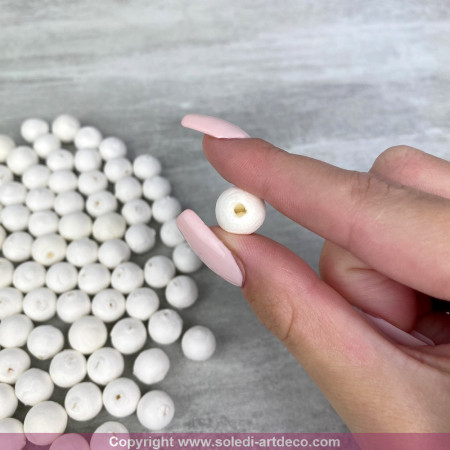 Lot de 50 Boules de 1 cm en ouate de cellulose, Billes blanches en coton compressé de 10 mm avec trou de suspension