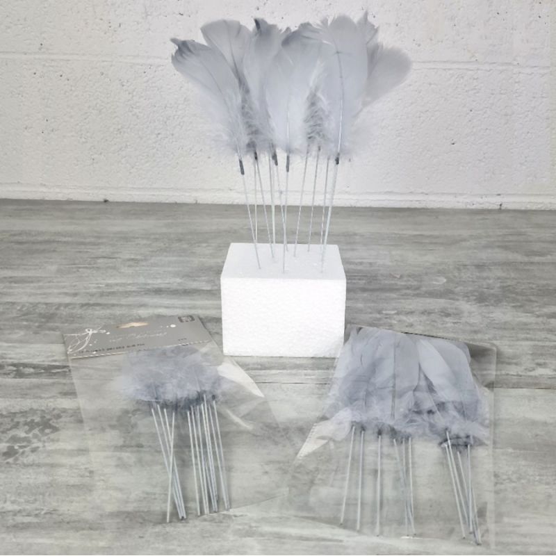 Gros Lot 36 plumes Grises véritables sur pic, hauteur totale 22 cm, pour déco de table