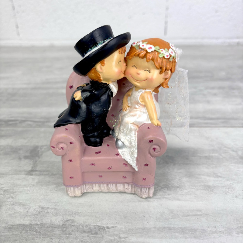 Couple de mariés en résine, fauteuil rose, hauteur 12,5 cm, figurine tirelire style BD mariage
