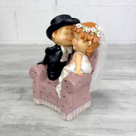 Couple de mariés en résine, fauteuil rose, hauteur 12,5 cm, figurine tirelire style BD mariage