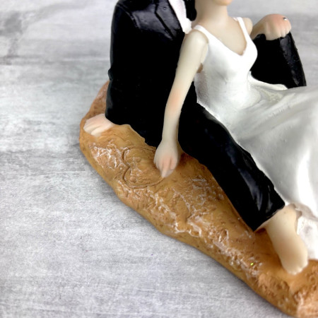 Couple de mariés assis sur le sable, hauteur 8,5 cm, figurines pour pièce montée mariage maritime plage