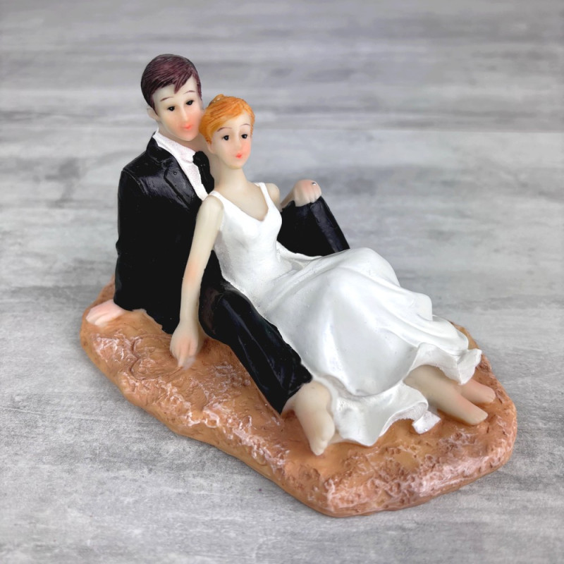 Couple de mariés assis sur le sable, hauteur 8,5 cm, figurines pour pièce montée mariage maritime plage