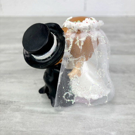 Couple de mariés en résine, hauteur 10 cm, se faisant un câlin, figurine style BD mariage