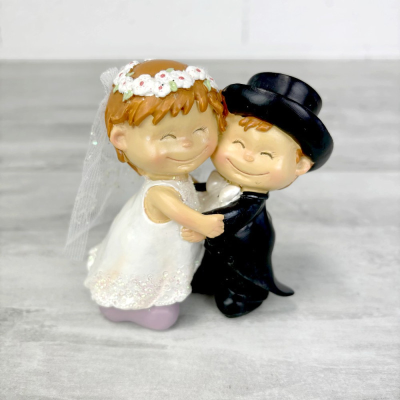 Couple de mariés en résine, hauteur 10 cm, se faisant un câlin, figurine style BD mariage