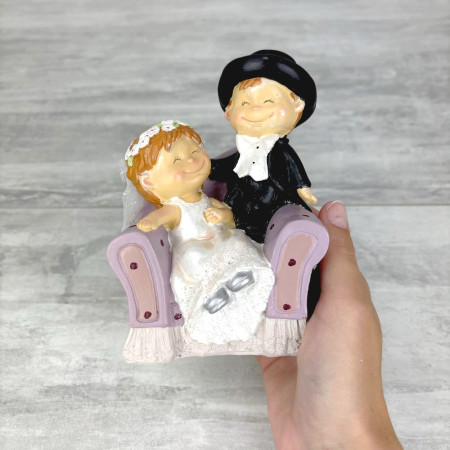 Couple de mariés en résine, fauteuil lila, hauteur 12,5 cm, figurine tirelire style BD mariage