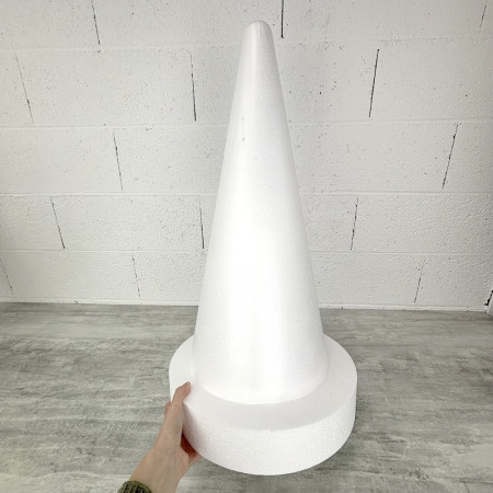 Cône en polystyrène h. 60 cm avec support, disque diam. 35 cm, h. totale 67 cm, à décorer