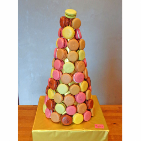 Cône en polystyrène plein 40 cm avec plateau doré réversible pour présentoir à macarons et choux
